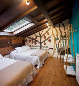 钱塔达Casa Vistaboa Ribeira Sacra的一间卧室设有两张床和窗户。