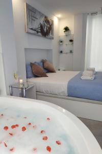 内尔哈Blue Horizon Luxury Apartment的客房设有两张床和一个内含心的浴缸。