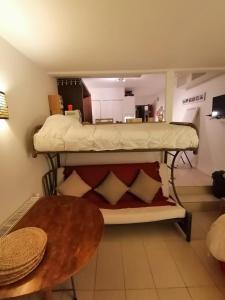 圣地亚哥SKI In/Out Monteblanco El Colorado的客房设有双层床和桌子。