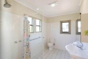 潘布拉爱情小屋度假屋的带淋浴、卫生间和盥洗盆的浴室