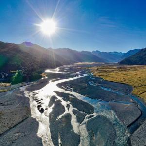 CassArthur's Pass Ecolodge的天空中阳光下的河流空中景色