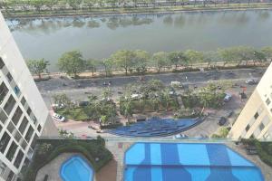 胡志明市GoldView Apartment - District 4的享有度假村游泳池的顶部景致