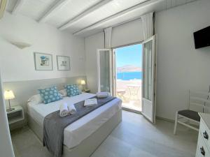 纳乌萨Anthos Apartments的一间卧室设有一张床,享有海景