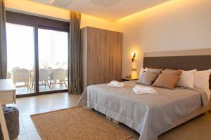 马蒂亚斯Villa Despina - Marathia View Private Luxury Villa的一间带大床的卧室和一个阳台