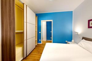 奥特朗托Appartamenti fronte mare Otranto的一间卧室设有一张床和蓝色的墙壁