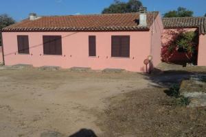 TeltiLu Lisandru的粉红色的房子,前面有一个大院子