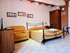 卡斯德尔诺沃贝拉登卡欧亚希德格利罗酒店的一间卧室配有一张床和一把椅子