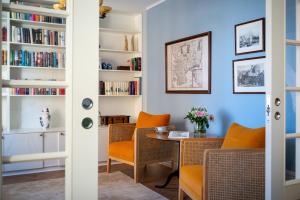 卡尔斯克鲁纳Fregatten Bed & Breakfast的用餐室配有橙色椅子和桌子