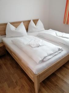 艾奇Appartement Franz Josef的配有2张床的带白色床单和枕头的客房