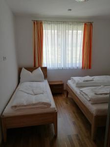 艾奇Appartement Franz Josef的小型客房 - 带2张床和窗户