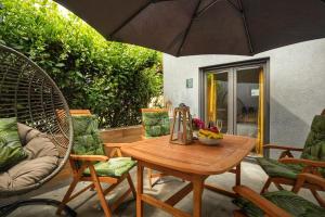普拉Apartments DREAM IN ARENA 1 Pula Center FREE PARKING的庭院配有桌椅和遮阳伞。