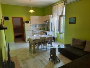 普拉Apartment Viribus的厨房以及带桌子和沙发的客厅。