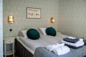 卡尔斯克鲁纳Fregatten Bed & Breakfast的酒店客房,配有带毛巾的床