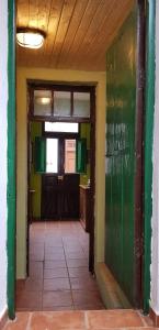 ChioI MITI ViviendaVacacional的一条空的走廊,有绿色的墙壁和门