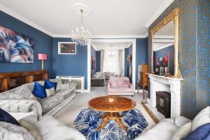 布莱顿霍夫Eastcliff House的客厅设有蓝色的墙壁和桌子