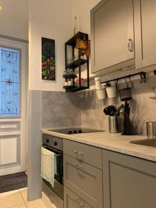 维也纳centrally & comfortable的厨房配有水槽和炉灶 顶部烤箱