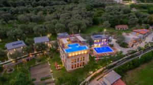多布拉沃达Apart & Spa Beganovic的享有大厦空中美景,设有游泳池