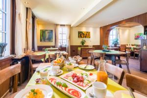 圣戈阿尔可纳布穆仁辛克旅馆的用餐室配有餐桌和食物