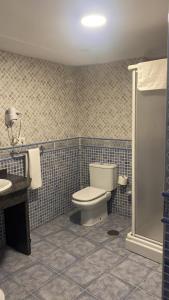 内尔哈巴尔肯德卡拉贝欧公寓酒店的一间带卫生间和水槽的浴室