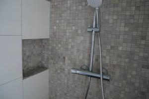 珀蒂堡Villa Kumquat, avec piscine Clévacances 4 clés的浴室内配有淋浴和头顶淋浴