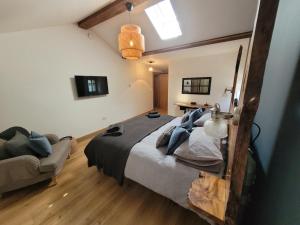罗厄德南Loch Lomond Blair Byre的一间卧室配有一张大床和一张沙发