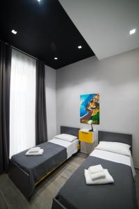 萨莱诺Casa Felix的一间卧室设有两张床和窗户。