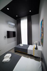 萨莱诺Casa Felix的一间酒店客房,配有一张床和一台电视