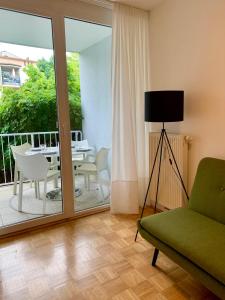 克拉根福Appartement Lilienthal的客厅配有绿色沙发和桌子