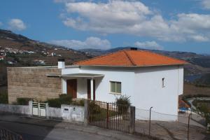 梅桑弗里乌Cantinho da Quintã的一座白色的小房子,拥有橙色的屋顶