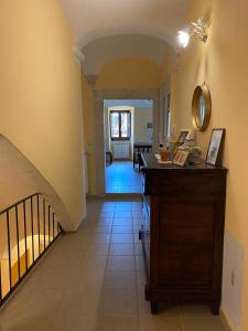圣斯特凡诺·迪塞斯Dimora di nonno Livio的带有楼梯和镜子的走廊