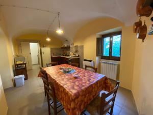 圣斯特凡诺·迪塞斯Dimora di nonno Livio的厨房以及带桌椅的用餐室。