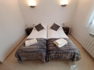 里贝斯的弗里瑟Apartament Vall de Ribes的一间卧室配有一张大床和两个枕头