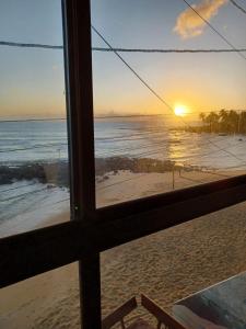 巴伊亚福尔莫萨SuRFCoRe House的从海滩的窗户欣赏到海景