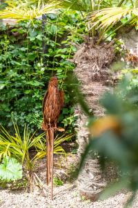 阿皮亚诺苏拉斯特拉达B&B Unterhabsbergerhof的木杆上的棕色鸟
