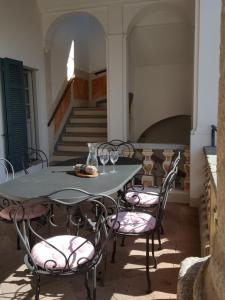 勒威诺Villa Maghetti - modernized flat in historic palazzo in the center of Luino的桌椅、酒杯和楼梯