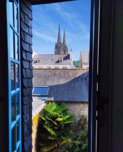 坎佩尔Au COCON QUIMPEROIS的从窗户可欣赏到大教堂的景色