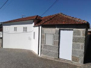 圣托·蒂尔索Santo Tirso Holidays Home的白色的小车库,两扇白色门