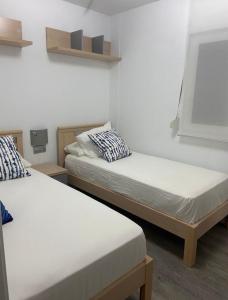 塔里法Casa Rural La Peña的双床间设有2张单人床。