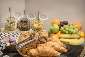 克拉科夫Hotel Nowa Panorama的桌子上放着一篮面包和水果