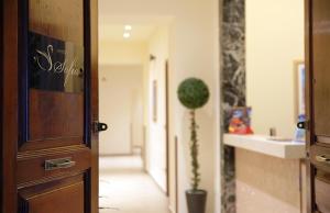 卡塔尼亚索菲亚酒店的走廊上设有门和盆栽