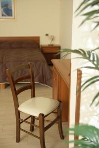 卡塔尼亚索菲亚酒店的一间卧室配有椅子、一张桌子和一张床