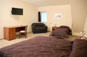 卡塔尼亚索菲亚酒店的一间卧室配有一张床、一张桌子和一把椅子