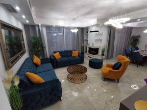 Sveti IvanLuxury Villa Sara in Malinska的客厅配有蓝色沙发和橙色椅子