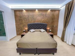 罗马B&B Le Ninfee的一间卧室配有一张带2个床头柜的大床