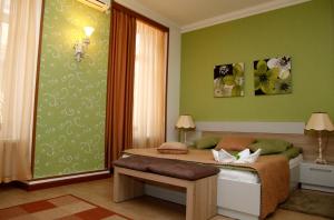 埃里温阿佐盐旅馆的一间卧室设有一张床和绿色的墙壁