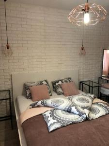 卡尔帕奇White Viev Rose的卧室配有一张带毯子和枕头的大床