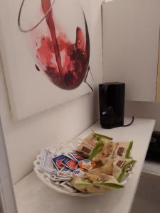 托雷拉皮罗Camera Noemi的桌上一盘带绘画的食品