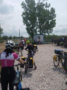图尔恰Camping Danubius Tulcea的一群人骑着自行车在砾石路上