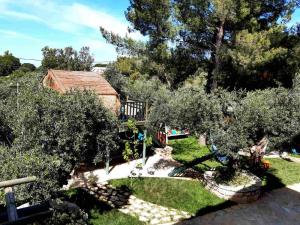 瓦西里科斯阿莱格里亚复式别墅的享有花园的顶部景致,花园内种有树木,房屋环绕