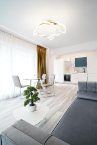 马马亚Bel Air Apartments Mamaia Nord的客厅配有沙发和桌子